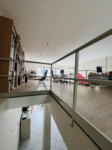 Situé rue Paul Claudel à Morestel, ce superbe cabinet d’architecte de standing vous séduira immédiatement par ses volumes, sa luminosité et son emplacement stratégique.

Vous recherchez un espace prêt à l’emploi pour développer votre activité ?
Ne cherchez plus.

🔹 Environ 150 m² exploités intelligemment
🔹 Open space moderne et lumineux
🔹 Rez-de-chaussée + mezzanine
🔹 Magnifique vitrine offrant une excellente visibilité
🔹 Aucun travaux à prévoir
🔹 Cuisine équipée et salle de repos
🔹 Grande salle de travail conviviale et fonctionnelle
🔹 Prestations de qualité

 Un lieu idéal pour :

Cabinet d’architecte
Profession libérale
Coworking
Agence immobilière
Bureau d’études
Showroom
Activité tertiaire ou créative

 Investisseurs et professionnels : ce bien offre un potentiel immédiat d’exploitation dans un secteur recherché et dynamique.

Emplacement premium en centre-ville avec passage, visibilité et accès faciles.

Un bien rare sur le marché, clé en main, où vous n’avez plus qu’à poser vos meubles et démarrer votre activité !

Contactez moi dès maintenant pour organiser une visite et découvrir tout le potentiel de ce lieu unique.
Regis PACALET Immobilier