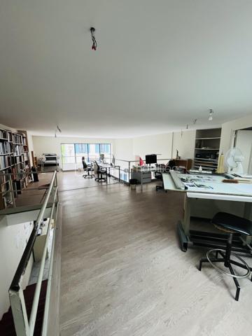 Situé rue Paul Claudel à Morestel, ce superbe cabinet d’architecte de standing vous séduira immédiatement par ses volumes, sa luminosité et son emplacement stratégique.

Vous recherchez un espace prêt à l’emploi pour développer votre activité ?
Ne cherchez plus.

🔹 Environ 150 m² exploités intelligemment
🔹 Open space moderne et lumineux
🔹 Rez-de-chaussée + mezzanine
🔹 Magnifique vitrine offrant une excellente visibilité
🔹 Aucun travaux à prévoir
🔹 Cuisine équipée et salle de repos
🔹 Grande salle de travail conviviale et fonctionnelle
🔹 Prestations de qualité

 Un lieu idéal pour :

Cabinet d’architecte
Profession libérale
Coworking
Agence immobilière
Bureau d’études
Showroom
Activité tertiaire ou créative

 Investisseurs et professionnels : ce bien offre un potentiel immédiat d’exploitation dans un secteur recherché et dynamique.

Emplacement premium en centre-ville avec passage, visibilité et accès faciles.

Un bien rare sur le marché, clé en main, où vous n’avez plus qu’à poser vos meubles et démarrer votre activité !

Contactez moi dès maintenant pour organiser une visite et découvrir tout le potentiel de ce lieu unique.
Regis PACALET Immobilier