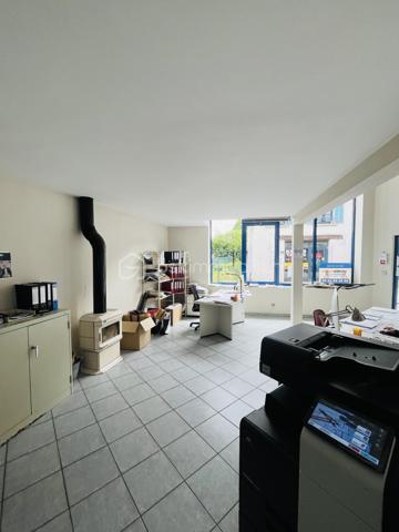 Situé rue Paul Claudel à Morestel, ce superbe cabinet d’architecte de standing vous séduira immédiatement par ses volumes, sa luminosité et son emplacement stratégique.

Vous recherchez un espace prêt à l’emploi pour développer votre activité ?
Ne cherchez plus.

🔹 Environ 150 m² exploités intelligemment
🔹 Open space moderne et lumineux
🔹 Rez-de-chaussée + mezzanine
🔹 Magnifique vitrine offrant une excellente visibilité
🔹 Aucun travaux à prévoir
🔹 Cuisine équipée et salle de repos
🔹 Grande salle de travail conviviale et fonctionnelle
🔹 Prestations de qualité

 Un lieu idéal pour :

Cabinet d’architecte
Profession libérale
Coworking
Agence immobilière
Bureau d’études
Showroom
Activité tertiaire ou créative

 Investisseurs et professionnels : ce bien offre un potentiel immédiat d’exploitation dans un secteur recherché et dynamique.

Emplacement premium en centre-ville avec passage, visibilité et accès faciles.

Un bien rare sur le marché, clé en main, où vous n’avez plus qu’à poser vos meubles et démarrer votre activité !

Contactez moi dès maintenant pour organiser une visite et découvrir tout le potentiel de ce lieu unique.
Regis PACALET Immobilier