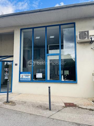 Situé rue Paul Claudel à Morestel, ce superbe cabinet d’architecte de standing vous séduira immédiatement par ses volumes, sa luminosité et son emplacement stratégique.

Vous recherchez un espace prêt à l’emploi pour développer votre activité ?
Ne cherchez plus.

🔹 Environ 150 m² exploités intelligemment
🔹 Open space moderne et lumineux
🔹 Rez-de-chaussée + mezzanine
🔹 Magnifique vitrine offrant une excellente visibilité
🔹 Aucun travaux à prévoir
🔹 Cuisine équipée et salle de repos
🔹 Grande salle de travail conviviale et fonctionnelle
🔹 Prestations de qualité

 Un lieu idéal pour :

Cabinet d’architecte
Profession libérale
Coworking
Agence immobilière
Bureau d’études
Showroom
Activité tertiaire ou créative

 Investisseurs et professionnels : ce bien offre un potentiel immédiat d’exploitation dans un secteur recherché et dynamique.

Emplacement premium en centre-ville avec passage, visibilité et accès faciles.

Un bien rare sur le marché, clé en main, où vous n’avez plus qu’à poser vos meubles et démarrer votre activité !

Contactez moi dès maintenant pour organiser une visite et découvrir tout le potentiel de ce lieu unique.
Regis PACALET Immobilier