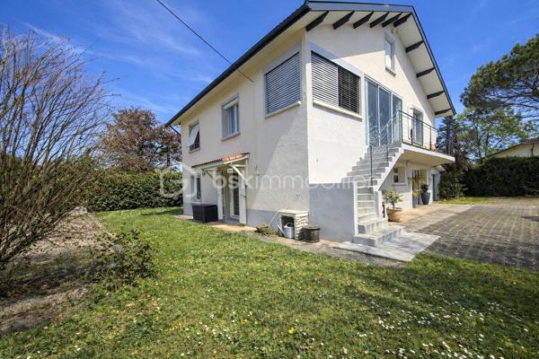 Maison, sur la commune de Saint Hilaire du Rosier
Nichée au cœur d’un environnement préservé, au bout d’une impasse, cette propriété de caractère développe environ 196 m² habitables dans un cadre de vie rare, alliant sérénité, espace et prestations de qualité.

Implantée sur un superbe terrain clos et arboré de 1 800 m², elle offre une atmosphère privilégiée, à l’abri des regards, tout en bénéficiant d’une accessibilité remarquable.

👉 Gare accessible à pied en seulement 5 minutes

🌿 Un art de vivre en extérieur

Véritable écrin de verdure, la propriété se distingue par ses aménagements extérieurs pensés pour la détente et la convivialité :

Élégante piscine semi-enterrée 8 x 4 m
Terrain de pétanque
Jardin paysager, intime et arboré
Atelier ouvert et dépendances
Garage fermé de 25 m²
Cave à vin d’environ 10 m²

Des prestations techniques viennent parfaire l’ensemble :

Toiture et chéneaux récents (fin 2022)
Façade rénovée avec soin

💧 Signature unique : une source naturelle alimente la propriété avec système de décantation → autonomie en eau, un atout exceptionnel

🏡 Des volumes généreux sublimés par la lumière
🔹 Rez-de-chaussée

Dès l’entrée, la maison révèle de beaux volumes et une atmosphère chaleureuse :

Pièce de vie de 55 m², baignée de lumière, avec cuisine ouverte
Poêle à bois apportant charme et confort
Bureau
Buanderie (évolutive en chambre)
Cellier
WC indépendant
Chaufferie avec chaudière à granulés récente

👉 Prestations techniques de qualité :

Fenêtres triple vitrage
Installation électrique récente
🔹 Étage

L’espace nuit propose une distribution idéale pour une vie de famille :

5 chambres avec rangements
Une élégante suite parentale de 25 m² avec salle de bain
Salle d’eau indépendante
Véranda offrant un espace lumineux supplémentaire
Espaces de rangement généreux
🔝 Un potentiel remarquable
Combles aménageables d’environ 80 m², laissant libre cours à vos projets (suite, espace bien-être, bureau, atelier…)
📍 Un emplacement stratégique et recherché
Gare à 5 minutes à pied
Accès rapide aux commodités, écoles et axes principaux
Cadre résidentiel calme et verdoyant
⚡ Performance énergétique
DPE : C
GES : A
💎 Un bien rare sur le marché

Cette propriété séduit par son équilibre parfait entre authenticité, confort moderne et prestations rares, notamment son autonomie en eau, ses volumes généreux et son environnement privilégié.

Elle s’adresse à une clientèle en quête d’un lieu de vie unique, où tranquillité et praticité cohabitent harmonieusement.