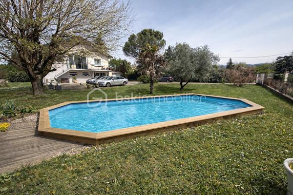 Maison, sur la commune de Saint Hilaire du Rosier
Nichée au cœur d’un environnement préservé, au bout d’une impasse, cette propriété de caractère développe environ 196 m² habitables dans un cadre de vie rare, alliant sérénité, espace et prestations de qualité.

Implantée sur un superbe terrain clos et arboré de 1 800 m², elle offre une atmosphère privilégiée, à l’abri des regards, tout en bénéficiant d’une accessibilité remarquable.

👉 Gare accessible à pied en seulement 5 minutes

🌿 Un art de vivre en extérieur

Véritable écrin de verdure, la propriété se distingue par ses aménagements extérieurs pensés pour la détente et la convivialité :

Élégante piscine semi-enterrée 8 x 4 m
Terrain de pétanque
Jardin paysager, intime et arboré
Atelier ouvert et dépendances
Garage fermé de 25 m²
Cave à vin d’environ 10 m²

Des prestations techniques viennent parfaire l’ensemble :

Toiture et chéneaux récents (fin 2022)
Façade rénovée avec soin

💧 Signature unique : une source naturelle alimente la propriété avec système de décantation → autonomie en eau, un atout exceptionnel

🏡 Des volumes généreux sublimés par la lumière
🔹 Rez-de-chaussée

Dès l’entrée, la maison révèle de beaux volumes et une atmosphère chaleureuse :

Pièce de vie de 55 m², baignée de lumière, avec cuisine ouverte
Poêle à bois apportant charme et confort
Bureau
Buanderie (évolutive en chambre)
Cellier
WC indépendant
Chaufferie avec chaudière à granulés récente

👉 Prestations techniques de qualité :

Fenêtres triple vitrage
Installation électrique récente
🔹 Étage

L’espace nuit propose une distribution idéale pour une vie de famille :

5 chambres avec rangements
Une élégante suite parentale de 25 m² avec salle de bain
Salle d’eau indépendante
Véranda offrant un espace lumineux supplémentaire
Espaces de rangement généreux
🔝 Un potentiel remarquable
Combles aménageables d’environ 80 m², laissant libre cours à vos projets (suite, espace bien-être, bureau, atelier…)
📍 Un emplacement stratégique et recherché
Gare à 5 minutes à pied
Accès rapide aux commodités, écoles et axes principaux
Cadre résidentiel calme et verdoyant
⚡ Performance énergétique
DPE : C
GES : A
💎 Un bien rare sur le marché

Cette propriété séduit par son équilibre parfait entre authenticité, confort moderne et prestations rares, notamment son autonomie en eau, ses volumes généreux et son environnement privilégié.

Elle s’adresse à une clientèle en quête d’un lieu de vie unique, où tranquillité et praticité cohabitent harmonieusement.