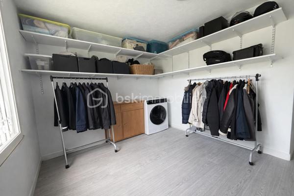 Maison, sur la commune de Saint Hilaire du Rosier
Nichée au cœur d’un environnement préservé, au bout d’une impasse, cette propriété de caractère développe environ 196 m² habitables dans un cadre de vie rare, alliant sérénité, espace et prestations de qualité.

Implantée sur un superbe terrain clos et arboré de 1 800 m², elle offre une atmosphère privilégiée, à l’abri des regards, tout en bénéficiant d’une accessibilité remarquable.

👉 Gare accessible à pied en seulement 5 minutes

🌿 Un art de vivre en extérieur

Véritable écrin de verdure, la propriété se distingue par ses aménagements extérieurs pensés pour la détente et la convivialité :

Élégante piscine semi-enterrée 8 x 4 m
Terrain de pétanque
Jardin paysager, intime et arboré
Atelier ouvert et dépendances
Garage fermé de 25 m²
Cave à vin d’environ 10 m²

Des prestations techniques viennent parfaire l’ensemble :

Toiture et chéneaux récents (fin 2022)
Façade rénovée avec soin

💧 Signature unique : une source naturelle alimente la propriété avec système de décantation → autonomie en eau, un atout exceptionnel

🏡 Des volumes généreux sublimés par la lumière
🔹 Rez-de-chaussée

Dès l’entrée, la maison révèle de beaux volumes et une atmosphère chaleureuse :

Pièce de vie de 55 m², baignée de lumière, avec cuisine ouverte
Poêle à bois apportant charme et confort
Bureau
Buanderie (évolutive en chambre)
Cellier
WC indépendant
Chaufferie avec chaudière à granulés récente

👉 Prestations techniques de qualité :

Fenêtres triple vitrage
Installation électrique récente
🔹 Étage

L’espace nuit propose une distribution idéale pour une vie de famille :

5 chambres avec rangements
Une élégante suite parentale de 25 m² avec salle de bain
Salle d’eau indépendante
Véranda offrant un espace lumineux supplémentaire
Espaces de rangement généreux
🔝 Un potentiel remarquable
Combles aménageables d’environ 80 m², laissant libre cours à vos projets (suite, espace bien-être, bureau, atelier…)
📍 Un emplacement stratégique et recherché
Gare à 5 minutes à pied
Accès rapide aux commodités, écoles et axes principaux
Cadre résidentiel calme et verdoyant
⚡ Performance énergétique
DPE : C
GES : A
💎 Un bien rare sur le marché

Cette propriété séduit par son équilibre parfait entre authenticité, confort moderne et prestations rares, notamment son autonomie en eau, ses volumes généreux et son environnement privilégié.

Elle s’adresse à une clientèle en quête d’un lieu de vie unique, où tranquillité et praticité cohabitent harmonieusement.