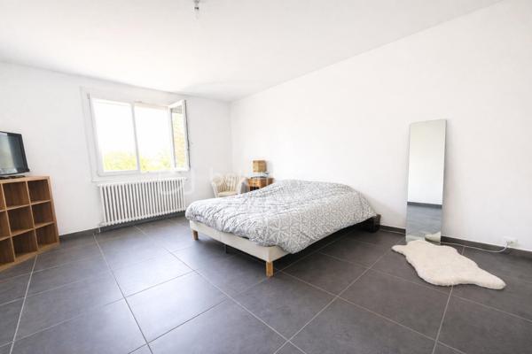 Maison, sur la commune de Saint Hilaire du Rosier
Nichée au cœur d’un environnement préservé, au bout d’une impasse, cette propriété de caractère développe environ 196 m² habitables dans un cadre de vie rare, alliant sérénité, espace et prestations de qualité.

Implantée sur un superbe terrain clos et arboré de 1 800 m², elle offre une atmosphère privilégiée, à l’abri des regards, tout en bénéficiant d’une accessibilité remarquable.

👉 Gare accessible à pied en seulement 5 minutes

🌿 Un art de vivre en extérieur

Véritable écrin de verdure, la propriété se distingue par ses aménagements extérieurs pensés pour la détente et la convivialité :

Élégante piscine semi-enterrée 8 x 4 m
Terrain de pétanque
Jardin paysager, intime et arboré
Atelier ouvert et dépendances
Garage fermé de 25 m²
Cave à vin d’environ 10 m²

Des prestations techniques viennent parfaire l’ensemble :

Toiture et chéneaux récents (fin 2022)
Façade rénovée avec soin

💧 Signature unique : une source naturelle alimente la propriété avec système de décantation → autonomie en eau, un atout exceptionnel

🏡 Des volumes généreux sublimés par la lumière
🔹 Rez-de-chaussée

Dès l’entrée, la maison révèle de beaux volumes et une atmosphère chaleureuse :

Pièce de vie de 55 m², baignée de lumière, avec cuisine ouverte
Poêle à bois apportant charme et confort
Bureau
Buanderie (évolutive en chambre)
Cellier
WC indépendant
Chaufferie avec chaudière à granulés récente

👉 Prestations techniques de qualité :

Fenêtres triple vitrage
Installation électrique récente
🔹 Étage

L’espace nuit propose une distribution idéale pour une vie de famille :

5 chambres avec rangements
Une élégante suite parentale de 25 m² avec salle de bain
Salle d’eau indépendante
Véranda offrant un espace lumineux supplémentaire
Espaces de rangement généreux
🔝 Un potentiel remarquable
Combles aménageables d’environ 80 m², laissant libre cours à vos projets (suite, espace bien-être, bureau, atelier…)
📍 Un emplacement stratégique et recherché
Gare à 5 minutes à pied
Accès rapide aux commodités, écoles et axes principaux
Cadre résidentiel calme et verdoyant
⚡ Performance énergétique
DPE : C
GES : A
💎 Un bien rare sur le marché

Cette propriété séduit par son équilibre parfait entre authenticité, confort moderne et prestations rares, notamment son autonomie en eau, ses volumes généreux et son environnement privilégié.

Elle s’adresse à une clientèle en quête d’un lieu de vie unique, où tranquillité et praticité cohabitent harmonieusement.