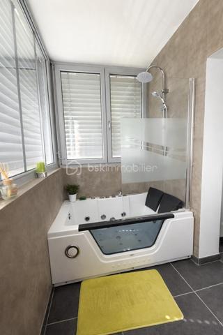 Maison, sur la commune de Saint Hilaire du Rosier
Nichée au cœur d’un environnement préservé, au bout d’une impasse, cette propriété de caractère développe environ 196 m² habitables dans un cadre de vie rare, alliant sérénité, espace et prestations de qualité.

Implantée sur un superbe terrain clos et arboré de 1 800 m², elle offre une atmosphère privilégiée, à l’abri des regards, tout en bénéficiant d’une accessibilité remarquable.

👉 Gare accessible à pied en seulement 5 minutes

🌿 Un art de vivre en extérieur

Véritable écrin de verdure, la propriété se distingue par ses aménagements extérieurs pensés pour la détente et la convivialité :

Élégante piscine semi-enterrée 8 x 4 m
Terrain de pétanque
Jardin paysager, intime et arboré
Atelier ouvert et dépendances
Garage fermé de 25 m²
Cave à vin d’environ 10 m²

Des prestations techniques viennent parfaire l’ensemble :

Toiture et chéneaux récents (fin 2022)
Façade rénovée avec soin

💧 Signature unique : une source naturelle alimente la propriété avec système de décantation → autonomie en eau, un atout exceptionnel

🏡 Des volumes généreux sublimés par la lumière
🔹 Rez-de-chaussée

Dès l’entrée, la maison révèle de beaux volumes et une atmosphère chaleureuse :

Pièce de vie de 55 m², baignée de lumière, avec cuisine ouverte
Poêle à bois apportant charme et confort
Bureau
Buanderie (évolutive en chambre)
Cellier
WC indépendant
Chaufferie avec chaudière à granulés récente

👉 Prestations techniques de qualité :

Fenêtres triple vitrage
Installation électrique récente
🔹 Étage

L’espace nuit propose une distribution idéale pour une vie de famille :

5 chambres avec rangements
Une élégante suite parentale de 25 m² avec salle de bain
Salle d’eau indépendante
Véranda offrant un espace lumineux supplémentaire
Espaces de rangement généreux
🔝 Un potentiel remarquable
Combles aménageables d’environ 80 m², laissant libre cours à vos projets (suite, espace bien-être, bureau, atelier…)
📍 Un emplacement stratégique et recherché
Gare à 5 minutes à pied
Accès rapide aux commodités, écoles et axes principaux
Cadre résidentiel calme et verdoyant
⚡ Performance énergétique
DPE : C
GES : A
💎 Un bien rare sur le marché

Cette propriété séduit par son équilibre parfait entre authenticité, confort moderne et prestations rares, notamment son autonomie en eau, ses volumes généreux et son environnement privilégié.

Elle s’adresse à une clientèle en quête d’un lieu de vie unique, où tranquillité et praticité cohabitent harmonieusement.