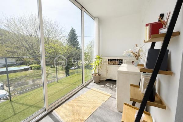 Maison, sur la commune de Saint Hilaire du Rosier
Nichée au cœur d’un environnement préservé, au bout d’une impasse, cette propriété de caractère développe environ 196 m² habitables dans un cadre de vie rare, alliant sérénité, espace et prestations de qualité.

Implantée sur un superbe terrain clos et arboré de 1 800 m², elle offre une atmosphère privilégiée, à l’abri des regards, tout en bénéficiant d’une accessibilité remarquable.

👉 Gare accessible à pied en seulement 5 minutes

🌿 Un art de vivre en extérieur

Véritable écrin de verdure, la propriété se distingue par ses aménagements extérieurs pensés pour la détente et la convivialité :

Élégante piscine semi-enterrée 8 x 4 m
Terrain de pétanque
Jardin paysager, intime et arboré
Atelier ouvert et dépendances
Garage fermé de 25 m²
Cave à vin d’environ 10 m²

Des prestations techniques viennent parfaire l’ensemble :

Toiture et chéneaux récents (fin 2022)
Façade rénovée avec soin

💧 Signature unique : une source naturelle alimente la propriété avec système de décantation → autonomie en eau, un atout exceptionnel

🏡 Des volumes généreux sublimés par la lumière
🔹 Rez-de-chaussée

Dès l’entrée, la maison révèle de beaux volumes et une atmosphère chaleureuse :

Pièce de vie de 55 m², baignée de lumière, avec cuisine ouverte
Poêle à bois apportant charme et confort
Bureau
Buanderie (évolutive en chambre)
Cellier
WC indépendant
Chaufferie avec chaudière à granulés récente

👉 Prestations techniques de qualité :

Fenêtres triple vitrage
Installation électrique récente
🔹 Étage

L’espace nuit propose une distribution idéale pour une vie de famille :

5 chambres avec rangements
Une élégante suite parentale de 25 m² avec salle de bain
Salle d’eau indépendante
Véranda offrant un espace lumineux supplémentaire
Espaces de rangement généreux
🔝 Un potentiel remarquable
Combles aménageables d’environ 80 m², laissant libre cours à vos projets (suite, espace bien-être, bureau, atelier…)
📍 Un emplacement stratégique et recherché
Gare à 5 minutes à pied
Accès rapide aux commodités, écoles et axes principaux
Cadre résidentiel calme et verdoyant
⚡ Performance énergétique
DPE : C
GES : A
💎 Un bien rare sur le marché

Cette propriété séduit par son équilibre parfait entre authenticité, confort moderne et prestations rares, notamment son autonomie en eau, ses volumes généreux et son environnement privilégié.

Elle s’adresse à une clientèle en quête d’un lieu de vie unique, où tranquillité et praticité cohabitent harmonieusement.