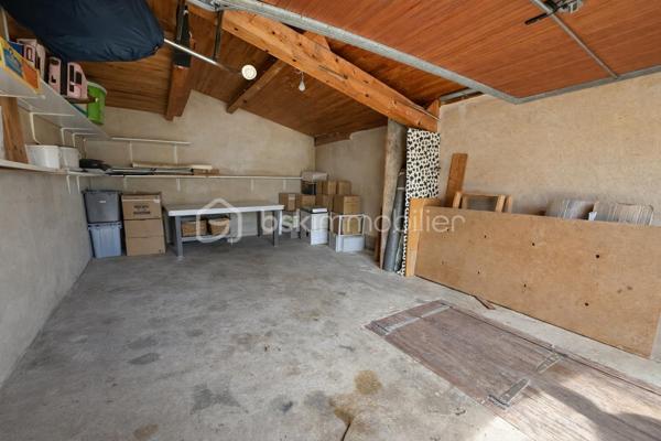 Maison, sur la commune de Saint Hilaire du Rosier
Nichée au cœur d’un environnement préservé, au bout d’une impasse, cette propriété de caractère développe environ 196 m² habitables dans un cadre de vie rare, alliant sérénité, espace et prestations de qualité.

Implantée sur un superbe terrain clos et arboré de 1 800 m², elle offre une atmosphère privilégiée, à l’abri des regards, tout en bénéficiant d’une accessibilité remarquable.

👉 Gare accessible à pied en seulement 5 minutes

🌿 Un art de vivre en extérieur

Véritable écrin de verdure, la propriété se distingue par ses aménagements extérieurs pensés pour la détente et la convivialité :

Élégante piscine semi-enterrée 8 x 4 m
Terrain de pétanque
Jardin paysager, intime et arboré
Atelier ouvert et dépendances
Garage fermé de 25 m²
Cave à vin d’environ 10 m²

Des prestations techniques viennent parfaire l’ensemble :

Toiture et chéneaux récents (fin 2022)
Façade rénovée avec soin

💧 Signature unique : une source naturelle alimente la propriété avec système de décantation → autonomie en eau, un atout exceptionnel

🏡 Des volumes généreux sublimés par la lumière
🔹 Rez-de-chaussée

Dès l’entrée, la maison révèle de beaux volumes et une atmosphère chaleureuse :

Pièce de vie de 55 m², baignée de lumière, avec cuisine ouverte
Poêle à bois apportant charme et confort
Bureau
Buanderie (évolutive en chambre)
Cellier
WC indépendant
Chaufferie avec chaudière à granulés récente

👉 Prestations techniques de qualité :

Fenêtres triple vitrage
Installation électrique récente
🔹 Étage

L’espace nuit propose une distribution idéale pour une vie de famille :

5 chambres avec rangements
Une élégante suite parentale de 25 m² avec salle de bain
Salle d’eau indépendante
Véranda offrant un espace lumineux supplémentaire
Espaces de rangement généreux
🔝 Un potentiel remarquable
Combles aménageables d’environ 80 m², laissant libre cours à vos projets (suite, espace bien-être, bureau, atelier…)
📍 Un emplacement stratégique et recherché
Gare à 5 minutes à pied
Accès rapide aux commodités, écoles et axes principaux
Cadre résidentiel calme et verdoyant
⚡ Performance énergétique
DPE : C
GES : A
💎 Un bien rare sur le marché

Cette propriété séduit par son équilibre parfait entre authenticité, confort moderne et prestations rares, notamment son autonomie en eau, ses volumes généreux et son environnement privilégié.

Elle s’adresse à une clientèle en quête d’un lieu de vie unique, où tranquillité et praticité cohabitent harmonieusement.