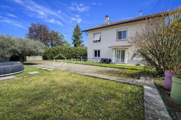 Maison, sur la commune de Saint Hilaire du Rosier
Nichée au cœur d’un environnement préservé, au bout d’une impasse, cette propriété de caractère développe environ 196 m² habitables dans un cadre de vie rare, alliant sérénité, espace et prestations de qualité.

Implantée sur un superbe terrain clos et arboré de 1 800 m², elle offre une atmosphère privilégiée, à l’abri des regards, tout en bénéficiant d’une accessibilité remarquable.

👉 Gare accessible à pied en seulement 5 minutes

🌿 Un art de vivre en extérieur

Véritable écrin de verdure, la propriété se distingue par ses aménagements extérieurs pensés pour la détente et la convivialité :

Élégante piscine semi-enterrée 8 x 4 m
Terrain de pétanque
Jardin paysager, intime et arboré
Atelier ouvert et dépendances
Garage fermé de 25 m²
Cave à vin d’environ 10 m²

Des prestations techniques viennent parfaire l’ensemble :

Toiture et chéneaux récents (fin 2022)
Façade rénovée avec soin

💧 Signature unique : une source naturelle alimente la propriété avec système de décantation → autonomie en eau, un atout exceptionnel

🏡 Des volumes généreux sublimés par la lumière
🔹 Rez-de-chaussée

Dès l’entrée, la maison révèle de beaux volumes et une atmosphère chaleureuse :

Pièce de vie de 55 m², baignée de lumière, avec cuisine ouverte
Poêle à bois apportant charme et confort
Bureau
Buanderie (évolutive en chambre)
Cellier
WC indépendant
Chaufferie avec chaudière à granulés récente

👉 Prestations techniques de qualité :

Fenêtres triple vitrage
Installation électrique récente
🔹 Étage

L’espace nuit propose une distribution idéale pour une vie de famille :

5 chambres avec rangements
Une élégante suite parentale de 25 m² avec salle de bain
Salle d’eau indépendante
Véranda offrant un espace lumineux supplémentaire
Espaces de rangement généreux
🔝 Un potentiel remarquable
Combles aménageables d’environ 80 m², laissant libre cours à vos projets (suite, espace bien-être, bureau, atelier…)
📍 Un emplacement stratégique et recherché
Gare à 5 minutes à pied
Accès rapide aux commodités, écoles et axes principaux
Cadre résidentiel calme et verdoyant
⚡ Performance énergétique
DPE : C
GES : A
💎 Un bien rare sur le marché

Cette propriété séduit par son équilibre parfait entre authenticité, confort moderne et prestations rares, notamment son autonomie en eau, ses volumes généreux et son environnement privilégié.

Elle s’adresse à une clientèle en quête d’un lieu de vie unique, où tranquillité et praticité cohabitent harmonieusement.