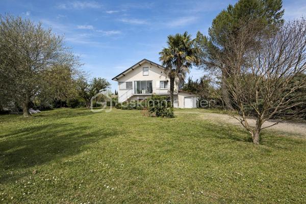 Maison, sur la commune de Saint Hilaire du Rosier
Nichée au cœur d’un environnement préservé, au bout d’une impasse, cette propriété de caractère développe environ 196 m² habitables dans un cadre de vie rare, alliant sérénité, espace et prestations de qualité.

Implantée sur un superbe terrain clos et arboré de 1 800 m², elle offre une atmosphère privilégiée, à l’abri des regards, tout en bénéficiant d’une accessibilité remarquable.

👉 Gare accessible à pied en seulement 5 minutes

🌿 Un art de vivre en extérieur

Véritable écrin de verdure, la propriété se distingue par ses aménagements extérieurs pensés pour la détente et la convivialité :

Élégante piscine semi-enterrée 8 x 4 m
Terrain de pétanque
Jardin paysager, intime et arboré
Atelier ouvert et dépendances
Garage fermé de 25 m²
Cave à vin d’environ 10 m²

Des prestations techniques viennent parfaire l’ensemble :

Toiture et chéneaux récents (fin 2022)
Façade rénovée avec soin

💧 Signature unique : une source naturelle alimente la propriété avec système de décantation → autonomie en eau, un atout exceptionnel

🏡 Des volumes généreux sublimés par la lumière
🔹 Rez-de-chaussée

Dès l’entrée, la maison révèle de beaux volumes et une atmosphère chaleureuse :

Pièce de vie de 55 m², baignée de lumière, avec cuisine ouverte
Poêle à bois apportant charme et confort
Bureau
Buanderie (évolutive en chambre)
Cellier
WC indépendant
Chaufferie avec chaudière à granulés récente

👉 Prestations techniques de qualité :

Fenêtres triple vitrage
Installation électrique récente
🔹 Étage

L’espace nuit propose une distribution idéale pour une vie de famille :

5 chambres avec rangements
Une élégante suite parentale de 25 m² avec salle de bain
Salle d’eau indépendante
Véranda offrant un espace lumineux supplémentaire
Espaces de rangement généreux
🔝 Un potentiel remarquable
Combles aménageables d’environ 80 m², laissant libre cours à vos projets (suite, espace bien-être, bureau, atelier…)
📍 Un emplacement stratégique et recherché
Gare à 5 minutes à pied
Accès rapide aux commodités, écoles et axes principaux
Cadre résidentiel calme et verdoyant
⚡ Performance énergétique
DPE : C
GES : A
💎 Un bien rare sur le marché

Cette propriété séduit par son équilibre parfait entre authenticité, confort moderne et prestations rares, notamment son autonomie en eau, ses volumes généreux et son environnement privilégié.

Elle s’adresse à une clientèle en quête d’un lieu de vie unique, où tranquillité et praticité cohabitent harmonieusement.