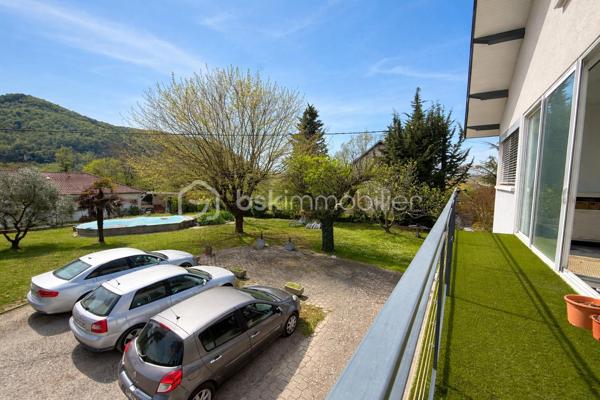 Maison, sur la commune de Saint Hilaire du Rosier
Nichée au cœur d’un environnement préservé, au bout d’une impasse, cette propriété de caractère développe environ 196 m² habitables dans un cadre de vie rare, alliant sérénité, espace et prestations de qualité.

Implantée sur un superbe terrain clos et arboré de 1 800 m², elle offre une atmosphère privilégiée, à l’abri des regards, tout en bénéficiant d’une accessibilité remarquable.

👉 Gare accessible à pied en seulement 5 minutes

🌿 Un art de vivre en extérieur

Véritable écrin de verdure, la propriété se distingue par ses aménagements extérieurs pensés pour la détente et la convivialité :

Élégante piscine semi-enterrée 8 x 4 m
Terrain de pétanque
Jardin paysager, intime et arboré
Atelier ouvert et dépendances
Garage fermé de 25 m²
Cave à vin d’environ 10 m²

Des prestations techniques viennent parfaire l’ensemble :

Toiture et chéneaux récents (fin 2022)
Façade rénovée avec soin

💧 Signature unique : une source naturelle alimente la propriété avec système de décantation → autonomie en eau, un atout exceptionnel

🏡 Des volumes généreux sublimés par la lumière
🔹 Rez-de-chaussée

Dès l’entrée, la maison révèle de beaux volumes et une atmosphère chaleureuse :

Pièce de vie de 55 m², baignée de lumière, avec cuisine ouverte
Poêle à bois apportant charme et confort
Bureau
Buanderie (évolutive en chambre)
Cellier
WC indépendant
Chaufferie avec chaudière à granulés récente

👉 Prestations techniques de qualité :

Fenêtres triple vitrage
Installation électrique récente
🔹 Étage

L’espace nuit propose une distribution idéale pour une vie de famille :

5 chambres avec rangements
Une élégante suite parentale de 25 m² avec salle de bain
Salle d’eau indépendante
Véranda offrant un espace lumineux supplémentaire
Espaces de rangement généreux
🔝 Un potentiel remarquable
Combles aménageables d’environ 80 m², laissant libre cours à vos projets (suite, espace bien-être, bureau, atelier…)
📍 Un emplacement stratégique et recherché
Gare à 5 minutes à pied
Accès rapide aux commodités, écoles et axes principaux
Cadre résidentiel calme et verdoyant
⚡ Performance énergétique
DPE : C
GES : A
💎 Un bien rare sur le marché

Cette propriété séduit par son équilibre parfait entre authenticité, confort moderne et prestations rares, notamment son autonomie en eau, ses volumes généreux et son environnement privilégié.

Elle s’adresse à une clientèle en quête d’un lieu de vie unique, où tranquillité et praticité cohabitent harmonieusement.