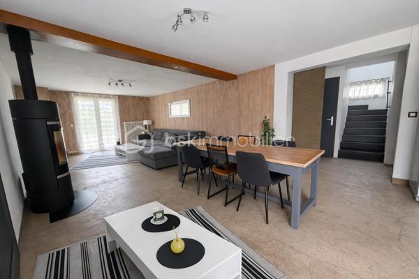 Maison, sur la commune de Saint Hilaire du Rosier
Nichée au cœur d’un environnement préservé, au bout d’une impasse, cette propriété de caractère développe environ 196 m² habitables dans un cadre de vie rare, alliant sérénité, espace et prestations de qualité.

Implantée sur un superbe terrain clos et arboré de 1 800 m², elle offre une atmosphère privilégiée, à l’abri des regards, tout en bénéficiant d’une accessibilité remarquable.

👉 Gare accessible à pied en seulement 5 minutes

🌿 Un art de vivre en extérieur

Véritable écrin de verdure, la propriété se distingue par ses aménagements extérieurs pensés pour la détente et la convivialité :

Élégante piscine semi-enterrée 8 x 4 m
Terrain de pétanque
Jardin paysager, intime et arboré
Atelier ouvert et dépendances
Garage fermé de 25 m²
Cave à vin d’environ 10 m²

Des prestations techniques viennent parfaire l’ensemble :

Toiture et chéneaux récents (fin 2022)
Façade rénovée avec soin

💧 Signature unique : une source naturelle alimente la propriété avec système de décantation → autonomie en eau, un atout exceptionnel

🏡 Des volumes généreux sublimés par la lumière
🔹 Rez-de-chaussée

Dès l’entrée, la maison révèle de beaux volumes et une atmosphère chaleureuse :

Pièce de vie de 55 m², baignée de lumière, avec cuisine ouverte
Poêle à bois apportant charme et confort
Bureau
Buanderie (évolutive en chambre)
Cellier
WC indépendant
Chaufferie avec chaudière à granulés récente

👉 Prestations techniques de qualité :

Fenêtres triple vitrage
Installation électrique récente
🔹 Étage

L’espace nuit propose une distribution idéale pour une vie de famille :

5 chambres avec rangements
Une élégante suite parentale de 25 m² avec salle de bain
Salle d’eau indépendante
Véranda offrant un espace lumineux supplémentaire
Espaces de rangement généreux
🔝 Un potentiel remarquable
Combles aménageables d’environ 80 m², laissant libre cours à vos projets (suite, espace bien-être, bureau, atelier…)
📍 Un emplacement stratégique et recherché
Gare à 5 minutes à pied
Accès rapide aux commodités, écoles et axes principaux
Cadre résidentiel calme et verdoyant
⚡ Performance énergétique
DPE : C
GES : A
💎 Un bien rare sur le marché

Cette propriété séduit par son équilibre parfait entre authenticité, confort moderne et prestations rares, notamment son autonomie en eau, ses volumes généreux et son environnement privilégié.

Elle s’adresse à une clientèle en quête d’un lieu de vie unique, où tranquillité et praticité cohabitent harmonieusement.