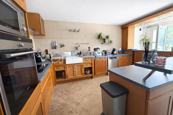 Maison, sur la commune de Saint Hilaire du Rosier
Nichée au cœur d’un environnement préservé, au bout d’une impasse, cette propriété de caractère développe environ 196 m² habitables dans un cadre de vie rare, alliant sérénité, espace et prestations de qualité.

Implantée sur un superbe terrain clos et arboré de 1 800 m², elle offre une atmosphère privilégiée, à l’abri des regards, tout en bénéficiant d’une accessibilité remarquable.

👉 Gare accessible à pied en seulement 5 minutes

🌿 Un art de vivre en extérieur

Véritable écrin de verdure, la propriété se distingue par ses aménagements extérieurs pensés pour la détente et la convivialité :

Élégante piscine semi-enterrée 8 x 4 m
Terrain de pétanque
Jardin paysager, intime et arboré
Atelier ouvert et dépendances
Garage fermé de 25 m²
Cave à vin d’environ 10 m²

Des prestations techniques viennent parfaire l’ensemble :

Toiture et chéneaux récents (fin 2022)
Façade rénovée avec soin

💧 Signature unique : une source naturelle alimente la propriété avec système de décantation → autonomie en eau, un atout exceptionnel

🏡 Des volumes généreux sublimés par la lumière
🔹 Rez-de-chaussée

Dès l’entrée, la maison révèle de beaux volumes et une atmosphère chaleureuse :

Pièce de vie de 55 m², baignée de lumière, avec cuisine ouverte
Poêle à bois apportant charme et confort
Bureau
Buanderie (évolutive en chambre)
Cellier
WC indépendant
Chaufferie avec chaudière à granulés récente

👉 Prestations techniques de qualité :

Fenêtres triple vitrage
Installation électrique récente
🔹 Étage

L’espace nuit propose une distribution idéale pour une vie de famille :

5 chambres avec rangements
Une élégante suite parentale de 25 m² avec salle de bain
Salle d’eau indépendante
Véranda offrant un espace lumineux supplémentaire
Espaces de rangement généreux
🔝 Un potentiel remarquable
Combles aménageables d’environ 80 m², laissant libre cours à vos projets (suite, espace bien-être, bureau, atelier…)
📍 Un emplacement stratégique et recherché
Gare à 5 minutes à pied
Accès rapide aux commodités, écoles et axes principaux
Cadre résidentiel calme et verdoyant
⚡ Performance énergétique
DPE : C
GES : A
💎 Un bien rare sur le marché

Cette propriété séduit par son équilibre parfait entre authenticité, confort moderne et prestations rares, notamment son autonomie en eau, ses volumes généreux et son environnement privilégié.

Elle s’adresse à une clientèle en quête d’un lieu de vie unique, où tranquillité et praticité cohabitent harmonieusement.