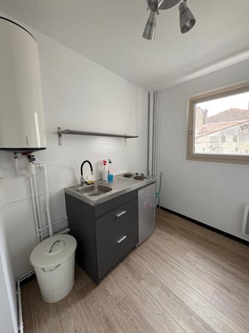 Studio
                                                                                                                                                                                                                                                                                                                        1 pièce(s)                                                                                                                                                                                                                                                                                                                              27.8  m²