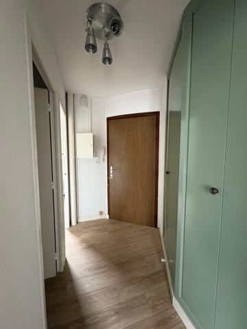 Studio
                                                                                                                                                                                                                                                                                                                        1 pièce(s)                                                                                                                                                                                                                                                                                                                              27.8  m²