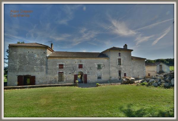 Dpt Lot et Garonne (47), à vendre proche d' AGEN Propriété P8 de 385 m² plus dépendances de 400 M2- Terrain de 25 HA