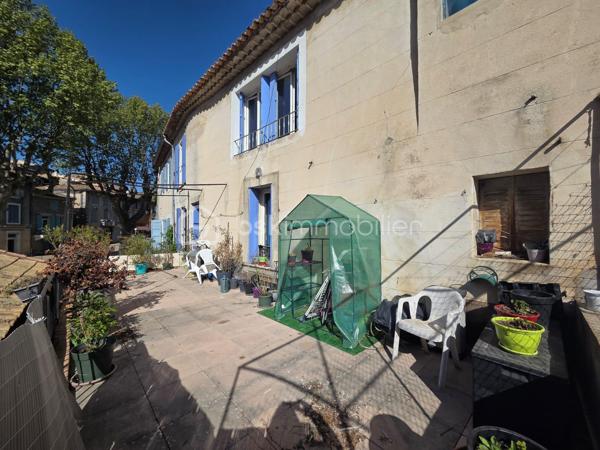 Situé au cœur d’un village, cet immeuble de caractère sur trois niveaux offre de nombreuses possibilités : investissement locatif, projet familial ou résidence principale avec revenus complémentaires.

Rez-de-chaussée – environ 82 m²

Un espace authentique comprenant :

une pièce de vie avec voûtes en pierre,
une chambre,
une cuisine,
une salle de bain.

Des travaux de rénovation sont à prévoir afin de remettre l’ensemble au goût du jour et révéler tout son potentiel.

1er étage – appartement d’environ 45 m²

Appartement lumineux composé :

d’une chambre,
d’un séjour avec cuisine ouverte,
d’une salle d’eau,
d’une belle terrasse agréable et ensoleillée.

2 ème étage – appartement d’environ 70 m²

Appartement comprenant :

un séjour,
une cuisine,
trois chambres,
une salle d’eau,
WC indépendants.

Les + du bien
Immeuble avec trois entrées indépendantes
Belle terrasse extérieure
Charme de l’ancien
Potentiel locatif intéressant
Situation au calme dans le village

Idéal pour investisseurs, projet familial ou création de plusieurs logements.

Pour plus d’informations ou organiser une visite, contactez-nous.