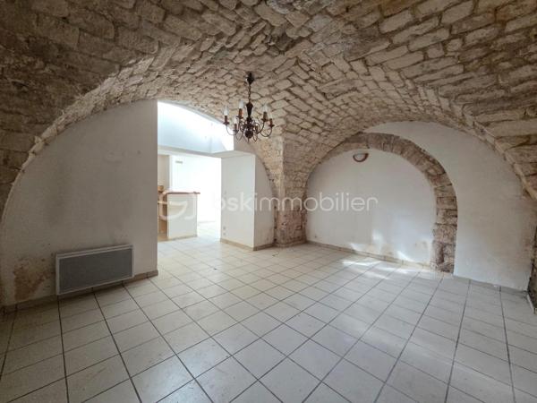 Situé au cœur d’un village, cet immeuble de caractère sur trois niveaux offre de nombreuses possibilités : investissement locatif, projet familial ou résidence principale avec revenus complémentaires.

Rez-de-chaussée – environ 82 m²

Un espace authentique comprenant :

une pièce de vie avec voûtes en pierre,
une chambre,
une cuisine,
une salle de bain.

Des travaux de rénovation sont à prévoir afin de remettre l’ensemble au goût du jour et révéler tout son potentiel.

1er étage – appartement d’environ 45 m²

Appartement lumineux composé :

d’une chambre,
d’un séjour avec cuisine ouverte,
d’une salle d’eau,
d’une belle terrasse agréable et ensoleillée.

2 ème étage – appartement d’environ 70 m²

Appartement comprenant :

un séjour,
une cuisine,
trois chambres,
une salle d’eau,
WC indépendants.

Les + du bien
Immeuble avec trois entrées indépendantes
Belle terrasse extérieure
Charme de l’ancien
Potentiel locatif intéressant
Situation au calme dans le village

Idéal pour investisseurs, projet familial ou création de plusieurs logements.

Pour plus d’informations ou organiser une visite, contactez-nous.