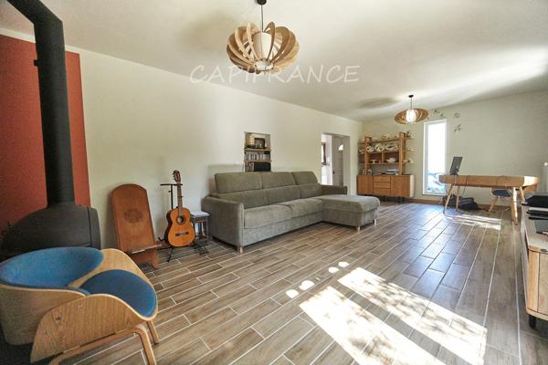 A Eyguières belle villa de plain pied de 150 m2, familiale et économe DPE AA, rénovée, 4 chambres + dépendance, terrain clos de 900m2 , piscine et garage.