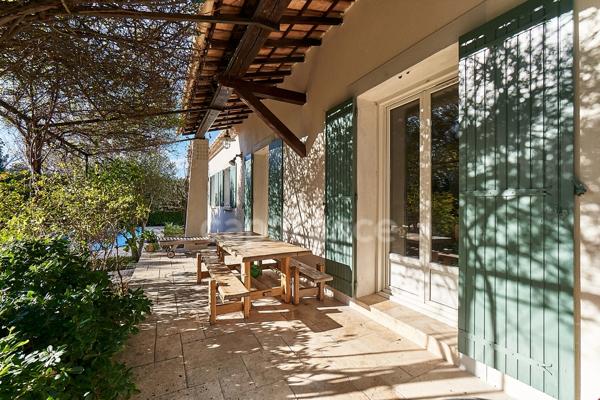 A Eyguières belle villa de plain pied de 150 m2, familiale et économe DPE AA, rénovée, 4 chambres + dépendance, terrain clos de 900m2 , piscine et garage.