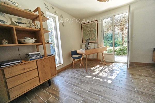 A Eyguières belle villa de plain pied de 150 m2, familiale et économe DPE AA, rénovée, 4 chambres + dépendance, terrain clos de 900m2 , piscine et garage.