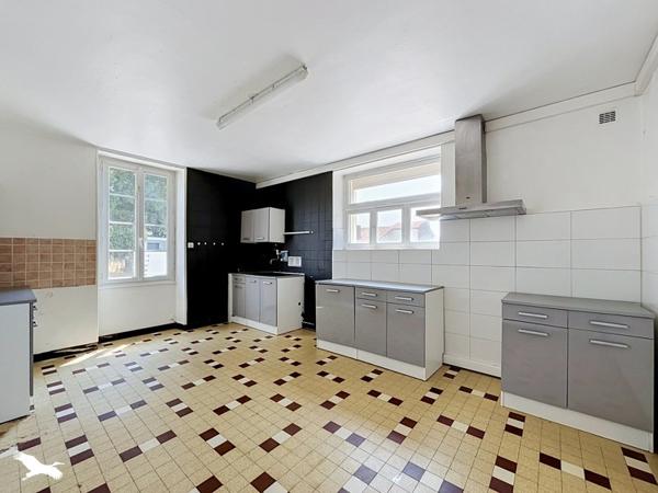 Maison 187 240 € Châteaubernard 4 p 144 m² DPE D