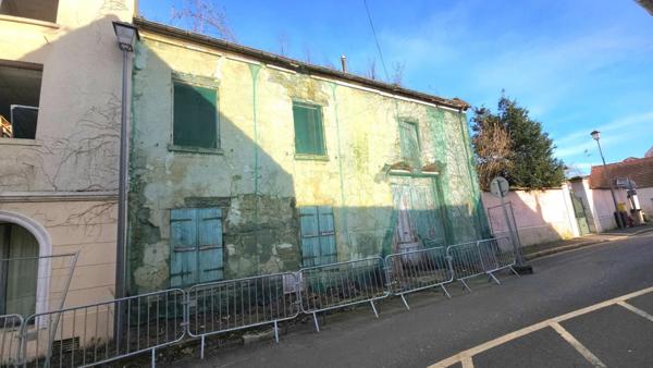 95000 CERGY - MURS, maison à réhabiliter près d'hôtel prestige terrain 685 m²