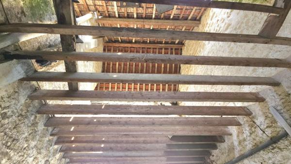 95000 CERGY - MURS, maison à réhabiliter près d'hôtel prestige terrain 685 m²