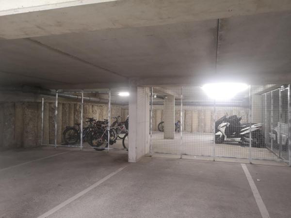 Place de parking dans un sous-sol sécurisé