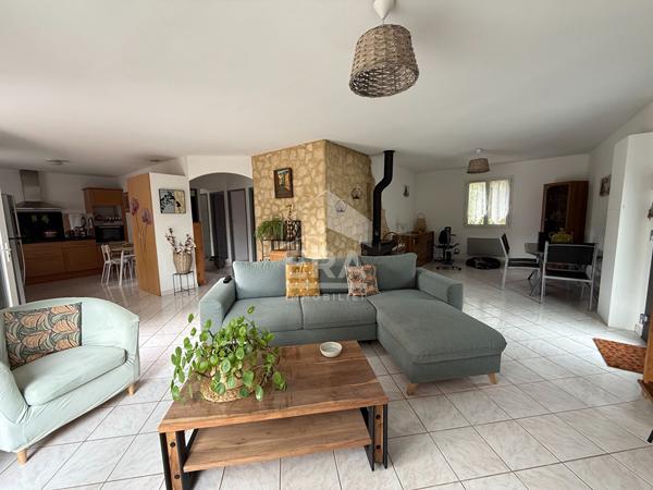A VENDRE  83470 SAINT MAXIMIN LA  SAINTE BAUME MAISON TYPE 3 DE PLAIN PIED 82 M² DOUBLE GARAGE SUR UN TERRAIN DE 850M² ENVIRON