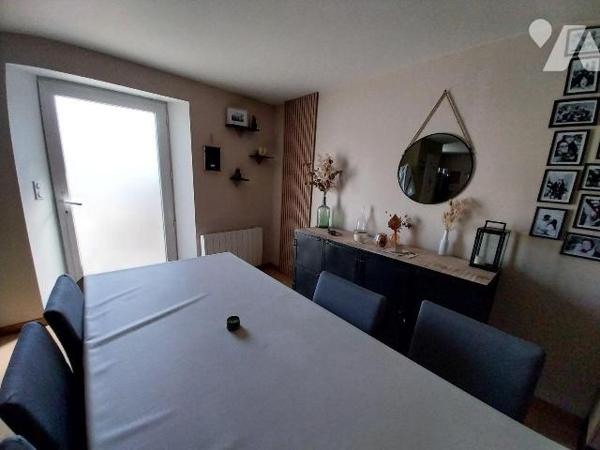 VITRE. Proche centre, dans bâtiment en pierres, maison entièrement rénovée de 105 m2 Hab. compo...