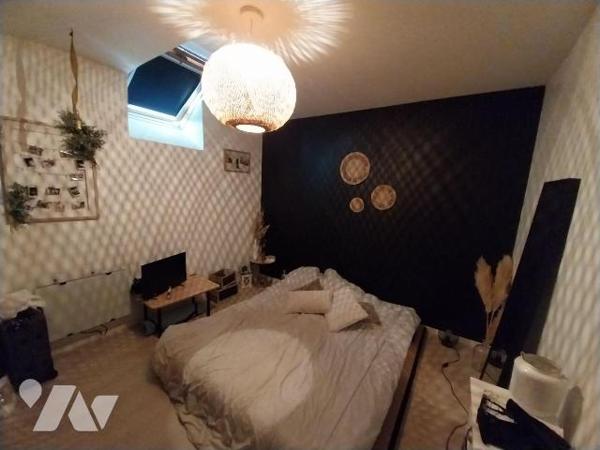 VITRE. Proche centre, dans bâtiment en pierres, maison entièrement rénovée de 105 m2 Hab. compo...