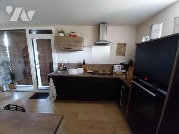 VITRE. Proche centre, dans bâtiment en pierres, maison entièrement rénovée de 105 m2 Hab. compo...