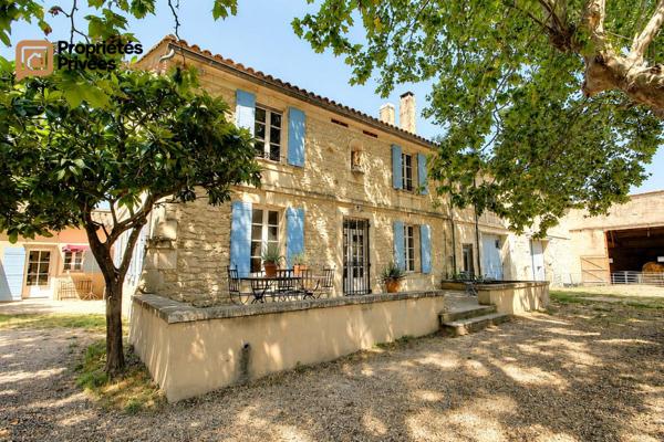 TARASCON  EN EXCLUSIVITÉ  Exceptionnel mas en pierre rénové de 364 m² habitables, offrant près de 1294 m² bâtis sur un terrain clos de 9 420 m²