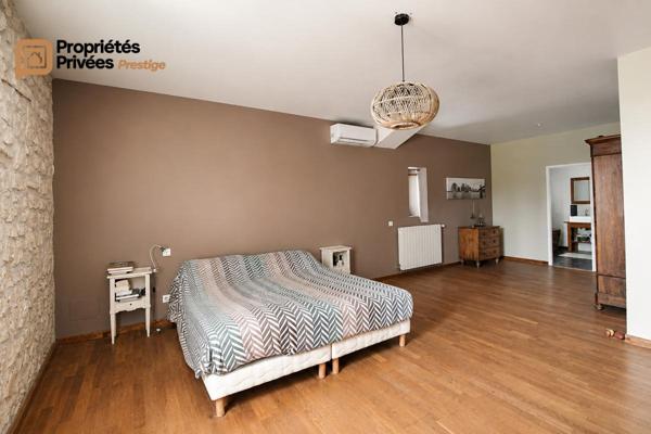 TARASCON  EN EXCLUSIVITÉ  Exceptionnel mas en pierre rénové de 364 m² habitables, offrant près de 1294 m² bâtis sur un terrain clos de 9 420 m²