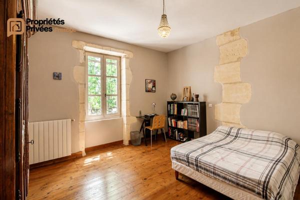 TARASCON  EN EXCLUSIVITÉ  Exceptionnel mas en pierre rénové de 364 m² habitables, offrant près de 1294 m² bâtis sur un terrain clos de 9 420 m²