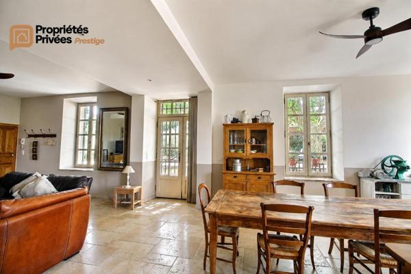 TARASCON  EN EXCLUSIVITÉ  Exceptionnel mas en pierre rénové de 364 m² habitables, offrant près de 1294 m² bâtis sur un terrain clos de 9 420 m²