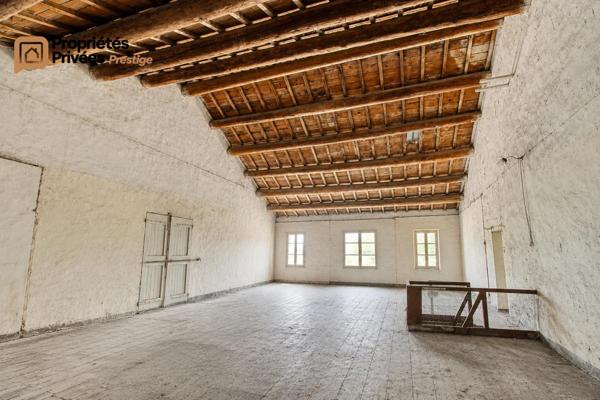 TARASCON  EN EXCLUSIVITÉ  Exceptionnel mas en pierre rénové de 364 m² habitables, offrant près de 1294 m² bâtis sur un terrain clos de 9 420 m²