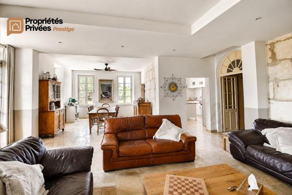 TARASCON  EN EXCLUSIVITÉ  Exceptionnel mas en pierre rénové de 364 m² habitables, offrant près de 1294 m² bâtis sur un terrain clos de 9 420 m²