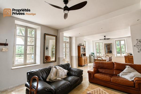 TARASCON  EN EXCLUSIVITÉ  Exceptionnel mas en pierre rénové de 364 m² habitables, offrant près de 1294 m² bâtis sur un terrain clos de 9 420 m²