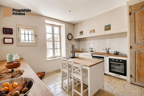 TARASCON  EN EXCLUSIVITÉ  Exceptionnel mas en pierre rénové de 364 m² habitables, offrant près de 1294 m² bâtis sur un terrain clos de 9 420 m²