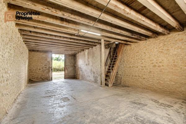 TARASCON  EN EXCLUSIVITÉ  Exceptionnel mas en pierre rénové de 364 m² habitables, offrant près de 1294 m² bâtis sur un terrain clos de 9 420 m²