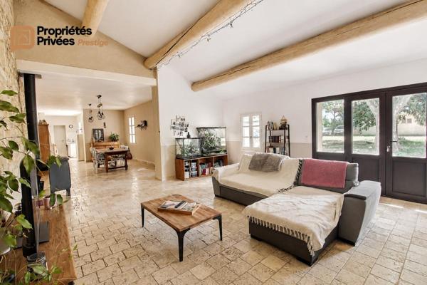 TARASCON  EN EXCLUSIVITÉ  Exceptionnel mas en pierre rénové de 364 m² habitables, offrant près de 1294 m² bâtis sur un terrain clos de 9 420 m²