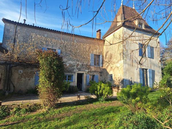 Maison de caractère du XIX ème siècle sur la commune de Champcevinel à 3 km environ du centre de PERIGUEUX.