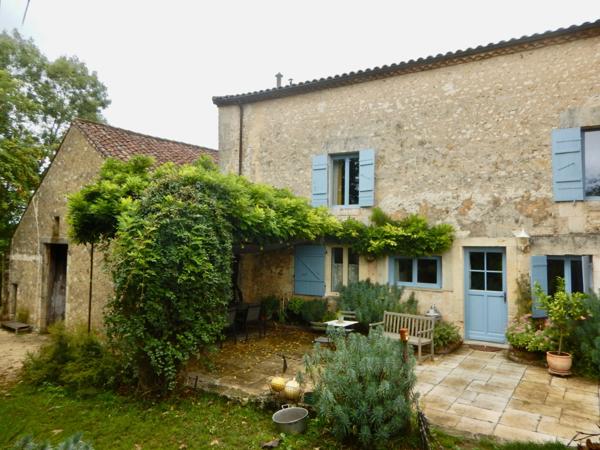Maison de caractère du XIX ème siècle sur la commune de Champcevinel à 3 km environ du centre de PERIGUEUX.