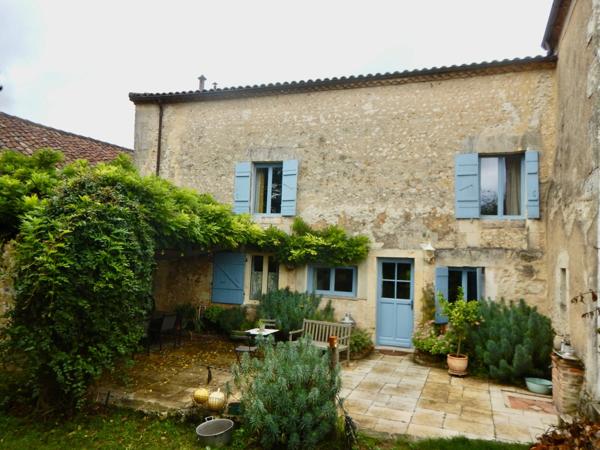 Maison de caractère du XIX ème siècle sur la commune de Champcevinel à 3 km environ du centre de PERIGUEUX.