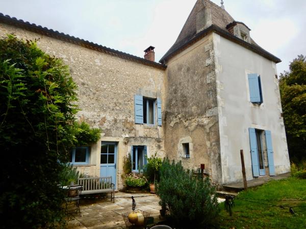 Maison de caractère du XIX ème siècle sur la commune de Champcevinel à 3 km environ du centre de PERIGUEUX.