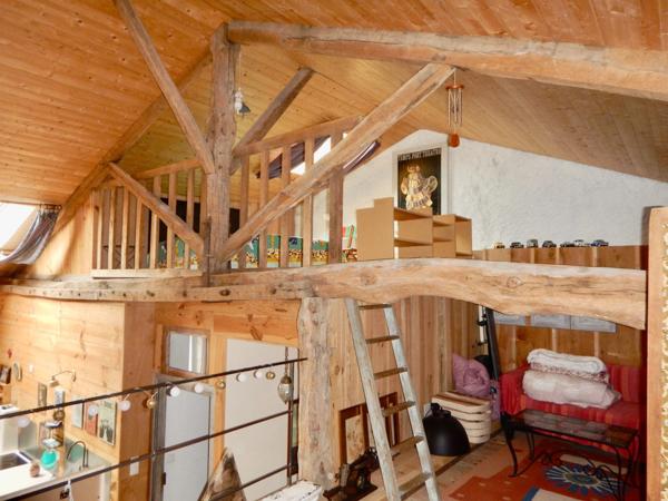 Maison de caractère du XIX ème siècle sur la commune de Champcevinel à 3 km environ du centre de PERIGUEUX.