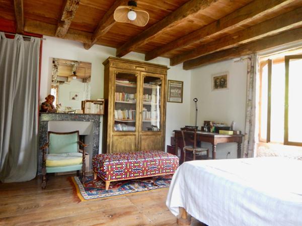 Maison de caractère du XIX ème siècle sur la commune de Champcevinel à 3 km environ du centre de PERIGUEUX.