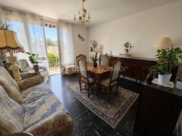 Seulement 12 minutes à pied du RER E et 7 à 8 minutes du centre-ville, découvrez ce charmant appartement 3 pièces situé au sein d'une résidence familiale, calme et arborée.
Grâce à son exposition sud-ouest et sans vis à vis, il bénéficie d'une belle luminosité tout au long de la journée. Il se compose d'une entrée, d'une cuisine aménagée, d'un agréable séjour ouvrant sur un balcon avec vue dégagée, de deux chambres, d'une salle d'eau et de WC indépendants.
Une grande cave ainsi qu'une place de parking extérieure privative viennent compléter ce bien.
Vous apprécierez la proximité immédiate des commerces, des écoles, de la mairie (9 minutes à pied) ainsi que du centre commercial Les Arcades, accessible en seulement 7 minutes en voiture. L'accès à l'autoroute A4 est également rapide, facilitant tous vos déplacements.
Un appartement fonctionnel, lumineux et idéalement situé, parfait pour une famille, un jeune couple ou un investissement.

N'attendez plus pour une visite !!!