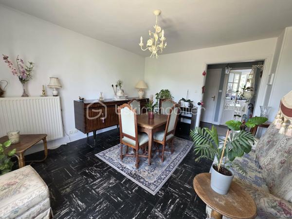 Seulement 12 minutes à pied du RER E et 7 à 8 minutes du centre-ville, découvrez ce charmant appartement 3 pièces situé au sein d'une résidence familiale, calme et arborée.
Grâce à son exposition sud-ouest et sans vis à vis, il bénéficie d'une belle luminosité tout au long de la journée. Il se compose d'une entrée, d'une cuisine aménagée, d'un agréable séjour ouvrant sur un balcon avec vue dégagée, de deux chambres, d'une salle d'eau et de WC indépendants.
Une grande cave ainsi qu'une place de parking extérieure privative viennent compléter ce bien.
Vous apprécierez la proximité immédiate des commerces, des écoles, de la mairie (9 minutes à pied) ainsi que du centre commercial Les Arcades, accessible en seulement 7 minutes en voiture. L'accès à l'autoroute A4 est également rapide, facilitant tous vos déplacements.
Un appartement fonctionnel, lumineux et idéalement situé, parfait pour une famille, un jeune couple ou un investissement.

N'attendez plus pour une visite !!!